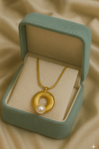 Golden Orbit Pearl Pendant | Gold-Plated Stainless Steel – KZ8812353