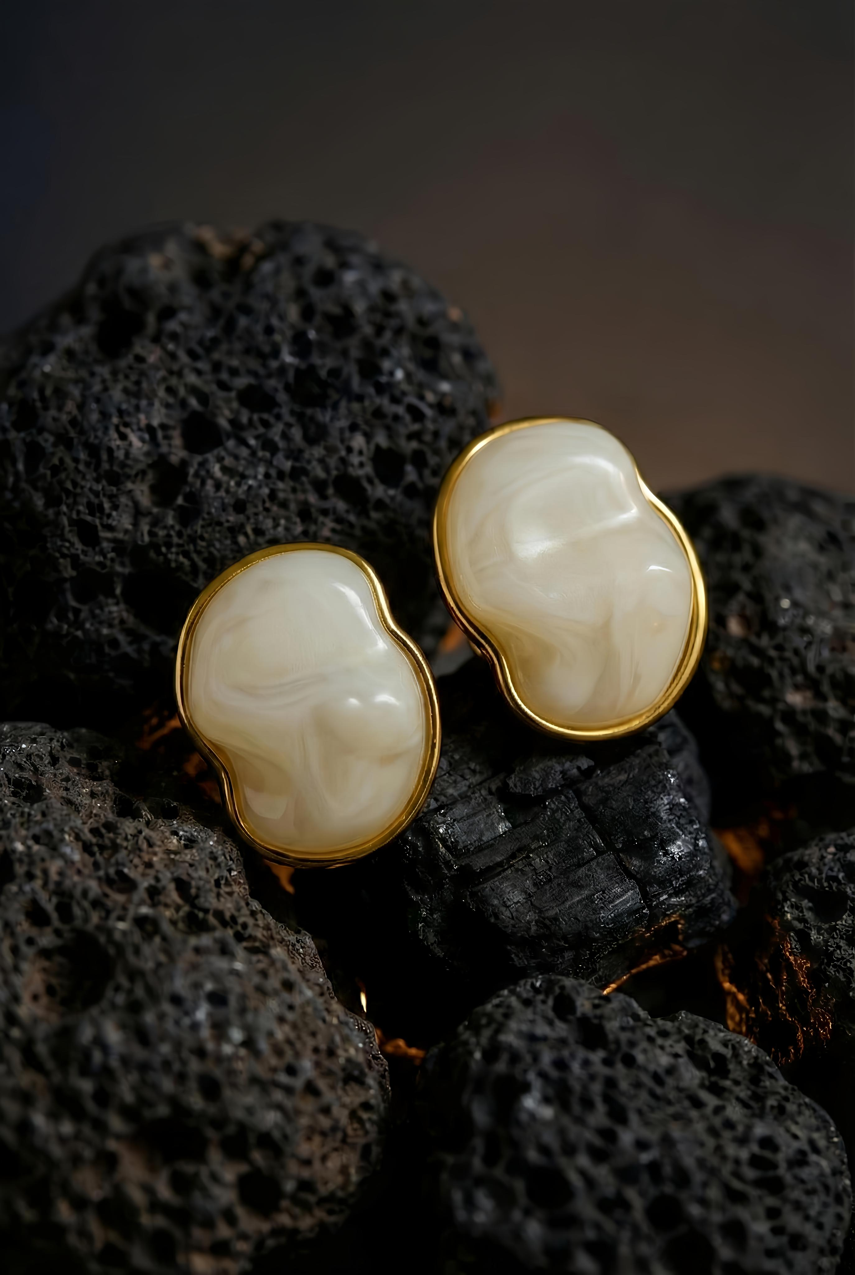 MilkyShell Modern Studs | Gold-Plated Stainless Steel – KZ8812341