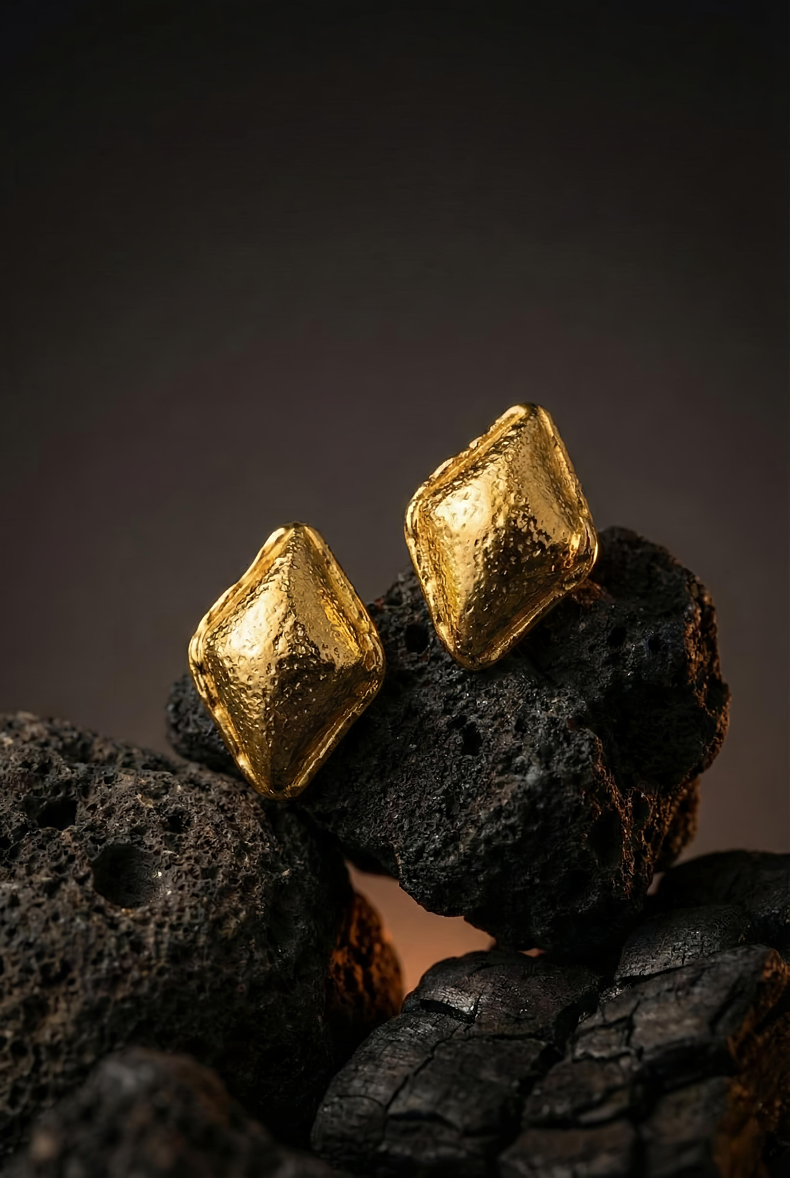 GoldCrush Stud Earrings | Gold-Plated Stainless Steel – KZ8812332