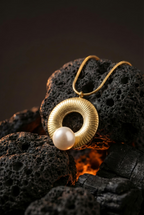 Golden Orbit Pearl Pendant | Gold-Plated Stainless Steel – KZ8812353