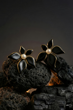 Black Flower Pearl Earrings | Gold-Plated Stainless Steel – KZ8812330